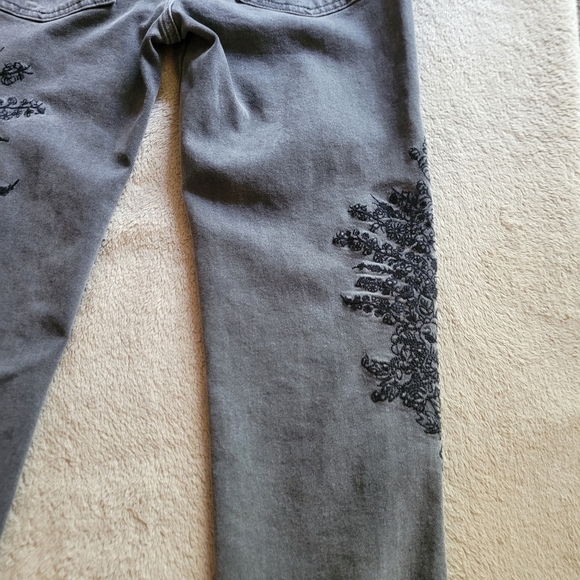 We The Free faded black floral embroidered raw hem jeans size 25​ - Picture 13 of 15
